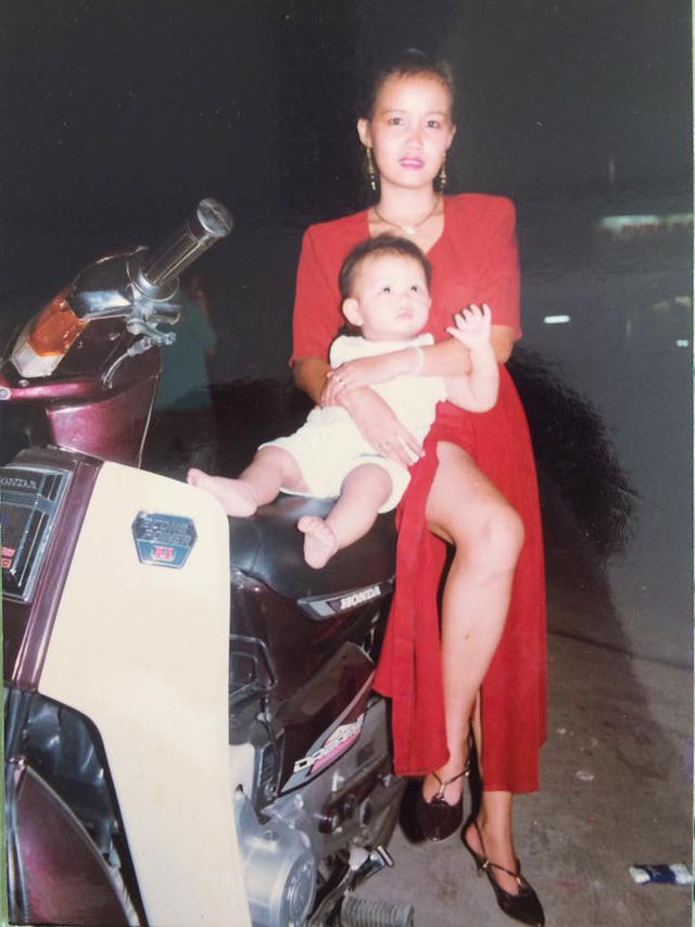 Đ&agrave;o B&aacute; Lộc v&agrave; mẹ khi c&ograve;n b&eacute; v&agrave; d&agrave;nh lời ch&uacute;c cho mẹ của m&igrave;nh, d&ograve;ng chia sẻ h&agrave;i hước: &ldquo;8/3 mong M&aacute; lu&ocirc;n khỏe mạnh vui vẻ. Bi l&agrave; m&oacute;n qu&agrave; qu&yacute; gi&aacute; xinh đẹp lắm rồi n&ecirc;n Bi kh&ocirc;ng tặng qu&agrave; nha ahihi