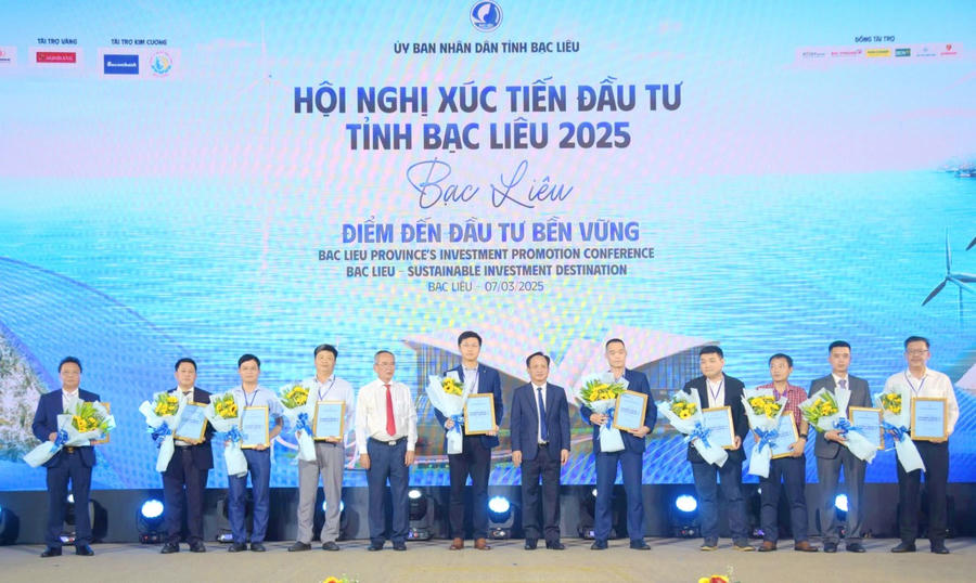 Ông Lữ Văn Hùng - Ủy viên BCH TW Đảng, Bí thư Tỉnh ủy, Chủ tịch HĐND tỉnh Bạc Liêu, Trưởng đoàn ĐBQH (áo sơ mi trắng) cùng ông Phạm Văn Thiều - Chủ tịch UBND tỉnh Bạc Liêu, trao Giấy chủ trương đầu tư, Giấy chứng nhận đầu tư và Giấy cam kết đầu tư và các dự án trọng điểm.
