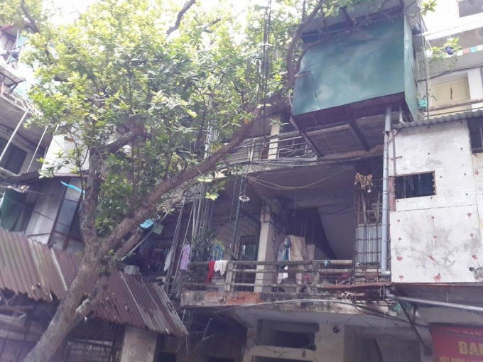 Khu tập thể cũ kỹ, chật chội và xuống cấp.