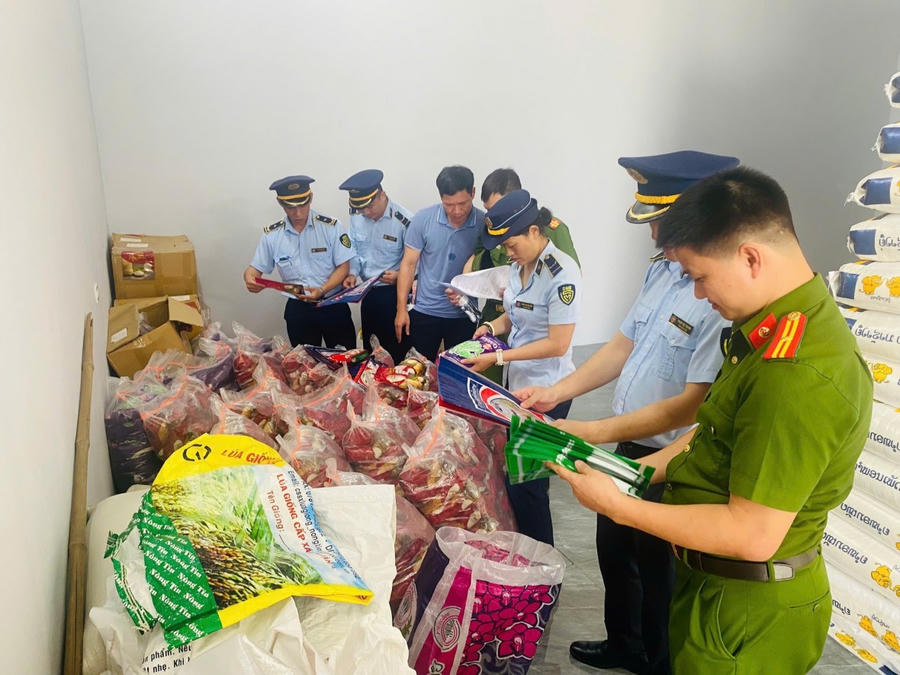 Số lượng lớn gạo nếp tại kho của hộ kinh doanh.