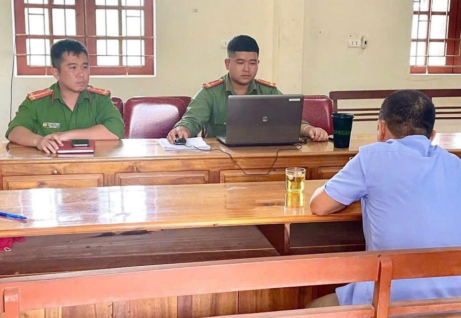 Ông P.V.B. chia sẻ thông tin bịa đặt, sai sự thật trên mạng xã hội. (Ảnh: Công an Nghệ An)