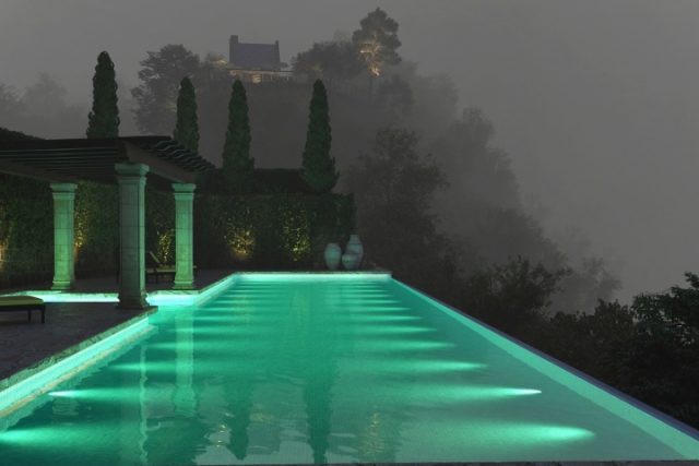 Bể bơi huyền ảo bên trong tòa lâu đài.