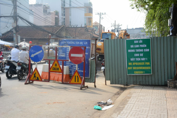 Thanh tra giao thông kiểm tra các rào chắn không đảm bảo an toàn, ảnh hưởng người dân đi lại