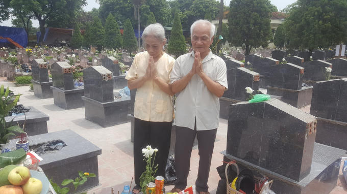Vợ chồng ông Vũ Cao Đằng vẫn tự mình đưa nhau đi bằng xe máy, một năm gia đình bác thay nhau xuống đây để trông nom cho em mình.