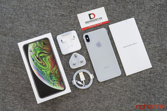 Cận cảnh iPhone XS Max và phụ kiện đi kèm trong hộp.