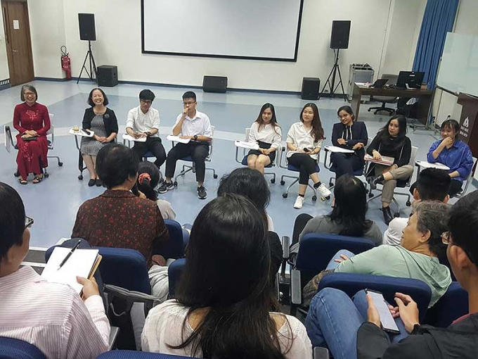 Các “diễn giả sinh viên” bị khán giả chất vấn. Bên cạnh là các giảng viên điều phối chương trình.