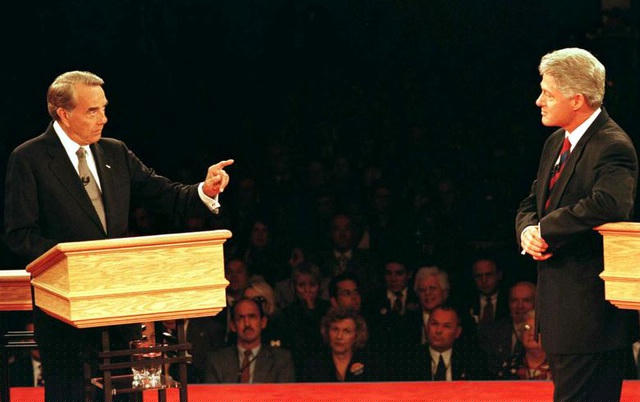 Năm 1996, trong cuộc tranh luận với ông Clinton, ứng viên đảng Cộng hòa Bob Dole được hỏi rằng liệu ông có quá già ở tuổi 73 để hiểu được nhu cầu của giới trẻ hay không. Ông Dole nói rằng, sự thông minh và kinh nghiệm đồng nghĩa với việc ông có lợi thế về sự khôn ngoan. Ông Clinton phản bác: “Tôi không nghĩ ông Dole quá già để làm tổng thống. Điều tôi băn khoăn là tuổi tác của những ý tưởng xuất phát từ ông ấy”. Ông Clinton đã tái đắc cử vào năm đó.