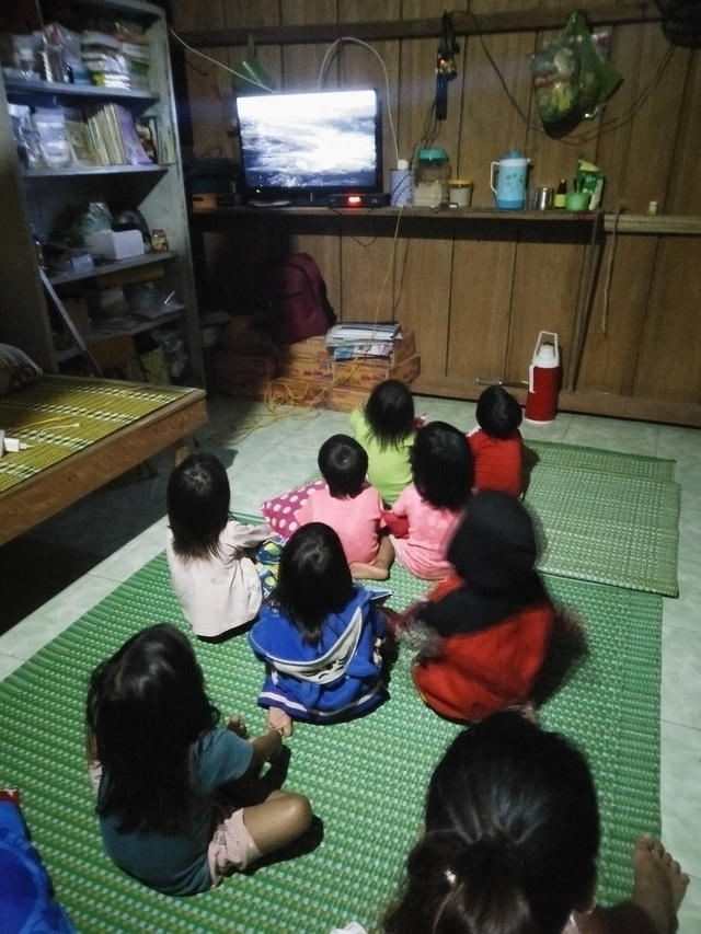 C&aacute;c ch&aacute;u giải tr&iacute; với chương tr&igrave;nh tr&ecirc;n truyền h&igrave;nh