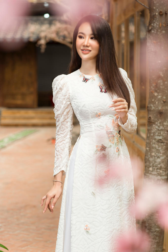 M&ecirc; mẩn ngắm Dương Yến Phi tinh kh&ocirc;i trong t&agrave; &aacute;o d&agrave;i