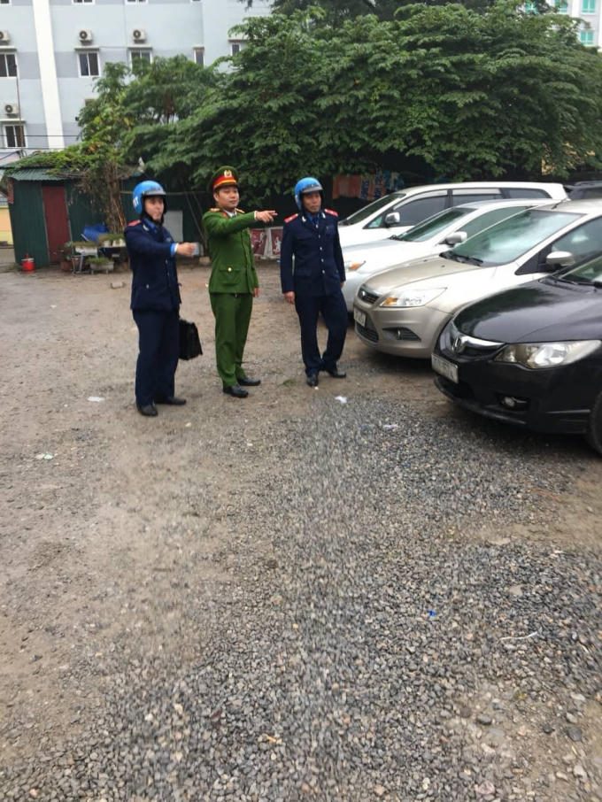 Ng&agrave;y 13/12/2017, Đội Thanh tra GTVT quận Ba Đ&igrave;nh c&ugrave;ng với UBND phường Vĩnh Ph&uacute;c lập bi&ecirc;n bản xử l&yacute; vi phạm tại khu đất dự &aacute;n 2-4 Đội Nh&acirc;n.