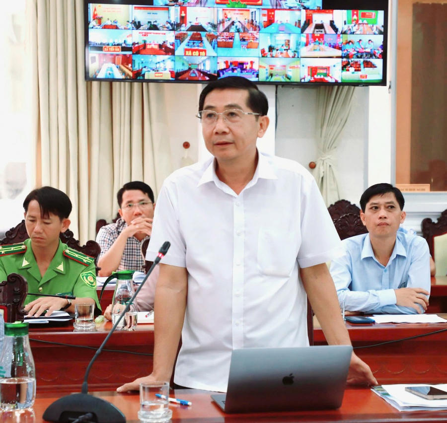 Giám đốc Sở Xây dựng tỉnh An Giang Lê Việt Bắc báo cáo tiến độ giải ngân vốn các dự án trọng điểm ngành giao thông