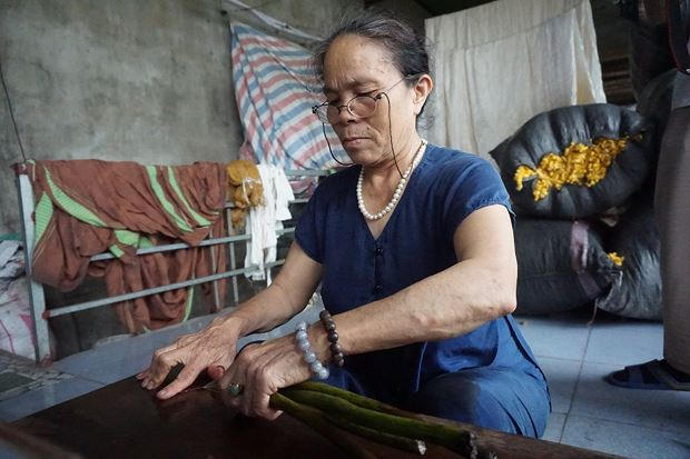 Nghệ nhân Thuận là người Việt đầu tiên dệt vải từ tơ sen.