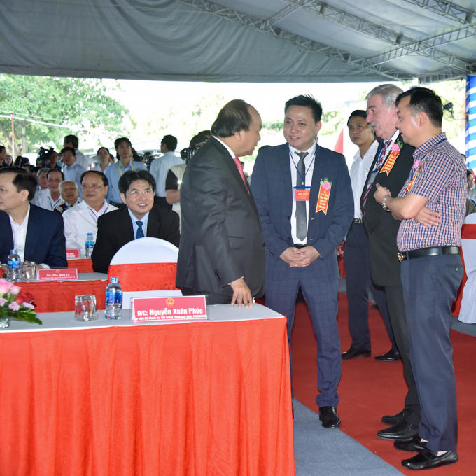 Thủ tướng Nguyễn Xuân Phúc trao đổi với ông Hubert Hoffmann - Giám đốc Công ty Odelga Med Ges M.B.H khu vực châu á Thái Bình Dương và ông Lê Phong – Trưởng đại diện Odelga tại Việt Nam về tiến độ dự án ODA.