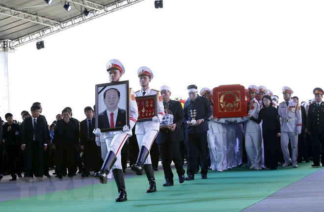 Đội ti&ecirc;u binh rước di ảnh v&agrave; chuyển linh cữu Chủ tịch nước Trần Đại Quang tại nơi an t&aacute;ng - x&atilde; Quang Thiện, huyện Kim Sơn, tỉnh Ninh B&igrave;nh. (Nguồn: TTXVN)