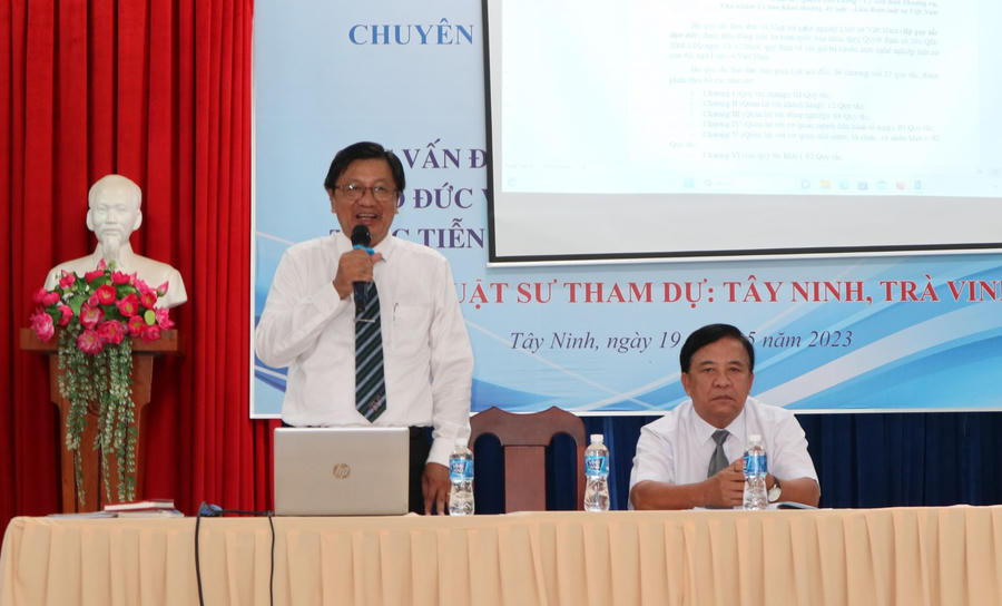 Thạc sĩ, Luật sư Nguyễn Thế Phong - Uỷ viên Ban Thường vụ - Chủ nhiệm Uỷ ban khen thưởng, kỷ luật của Liên đoàn Luật sư Việt Nam hướng dẫn lớp học.
