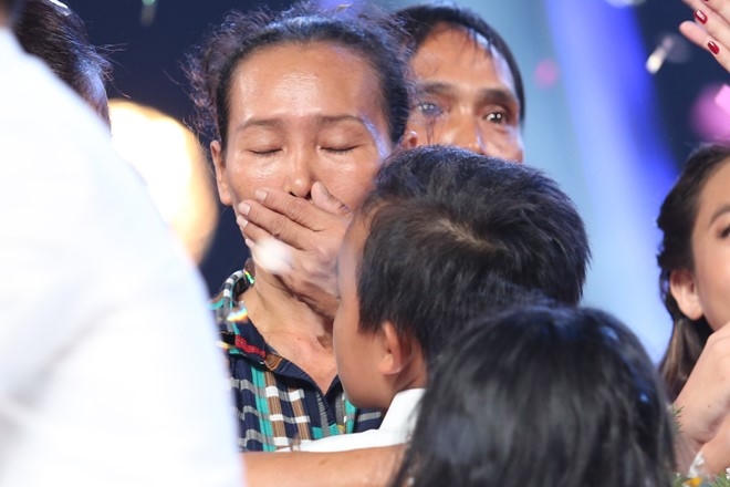 Mẹ Hồ Văn Cường bật khóc khi tên con trai được xướng lên.