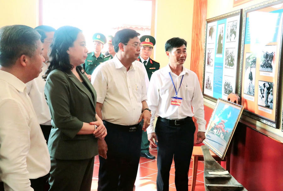 Phó Chủ tịch nước Võ Thị Ánh Xuân và Bí thư Tỉnh ủy Kiên Giang Nguyễn Tiến Hải (thứ hai từ phải qua) cùng đoàn công tác tham quan phòng trưng bày tại Đền thờ anh hùng, liệt sĩ, lực lượng vũ trang nhân dân và thanh niên xung phong hy sinh trên tuyến đường 1C