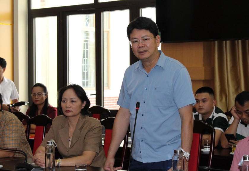 Thứ trưởng Bộ Tư pháp Nguyễn Thanh Tịnh chia sẻ với khó khăn của đồng bào tỉnh Tuyên Quang.