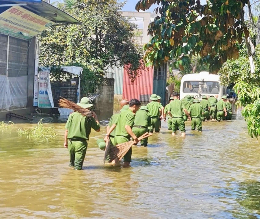 Hàng chục cán bộ Công an phường Xuân Mai được huy động hỗ trợ bà con khắc phục hậu quả sau mưa lũ.