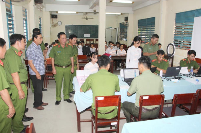kiểm tra các tổ lưu động làm CCCD.