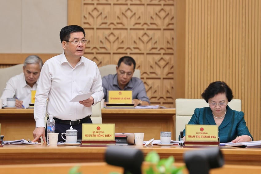 Bộ trưởng Bộ Công Thương Nguyễn Hồng Diên báo cáo. Ảnh: VGP