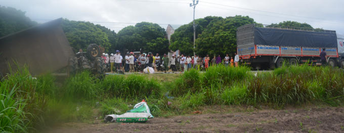 Rất đông người dân đến hiện trường sau vụ tai nạn thương tâm