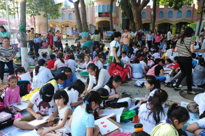 Thi vẽ áo dài trên giấy thu hút sự tham gia của nhiều người.