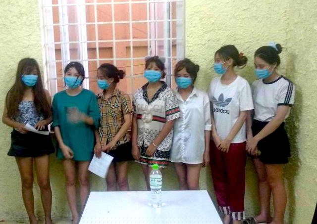 7 khách nữ dương tính với ma túy. Ảnh: Công an Hà Nội.