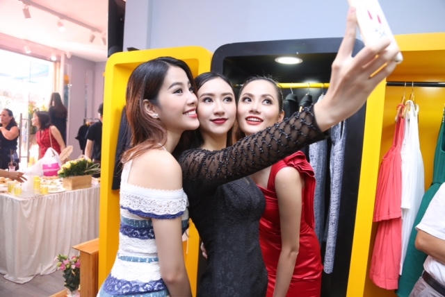 Mặc dù diện trang phục của 3 NTK khác nhau nhưng Nam Em - Hà Thu - Diệu Linh đã có màn xuất hiện vô cùng duyên dáng trong những bộ đầm thiết kế đơn giản nhưng thanh lịch và sang trọng. Mỗi người một vẻ nhưng ai nấy cũng thật xinh đẹp và rạng rỡ.