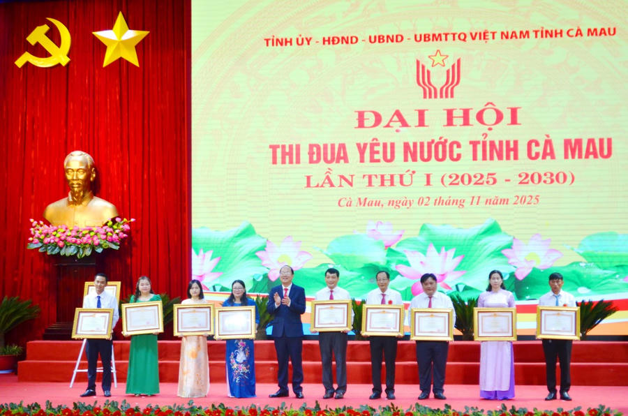 Ông Nguyễn Hồ Hải - Bí thư Tỉnh ủy Cà Mau, trao Bằng khen của Thủ tướng Chính phủ cho 9 tập thể, cá nhân có thành tích xuất sắc giai đoạn 2020–2024.