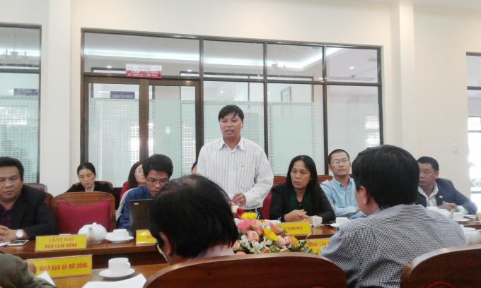 Phóng viên đặt câu hỏi thắc mắc.