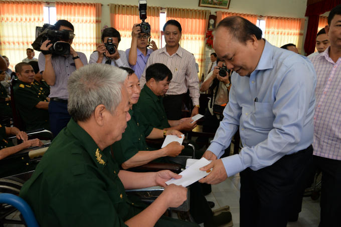 Thủ tướng Nguyễn Xuân Phúc thăm và tặng quà các thương binh, bệnh binh.
