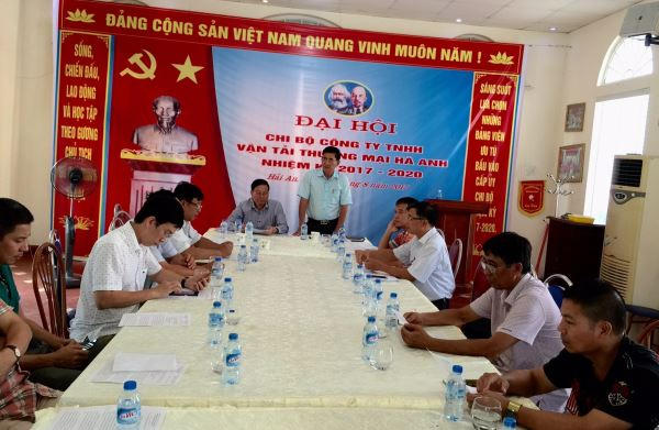Ông Nguyễn Văn Thanh - Chủ tịch HHVTOTOVN (bên trái) cùng ông Lê Văn Tiến chủ trì cuộc họp.