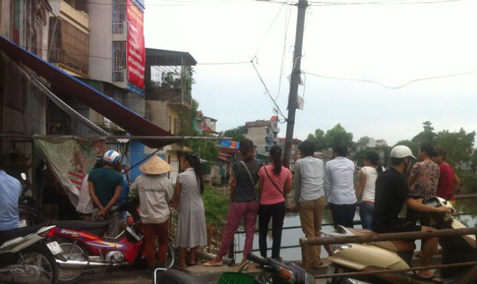 Nhiều người dân bàng hoàng khi phát hiện thấy sự việc và đã trình báo cơ quan chức năng địa phương.