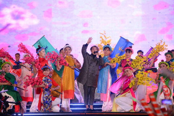 Sơn Tùng M-TP xuất hiện đầy trong sự reo hò, chào đón của khán giả với ca khúc đậm không khí Tết Một năm mới bình an.