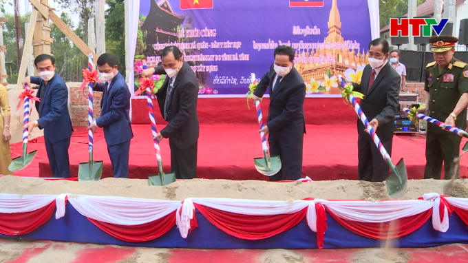 Trong dịp này, Bí thư Tỉnh ủy Hà Tĩnh và Bí thư, Tỉnh trưởng tỉnh Bolykhămxay đã đến Dự lễ khởi công Bệnh xá Quân dân y kết hợp ở tỉnh Bolykhămxay. Công trình tổng trị giá 8,3 tỷ đồng do Hà Tĩnh ủng hộ. (Ảnh: Hatinh.gov.vn)