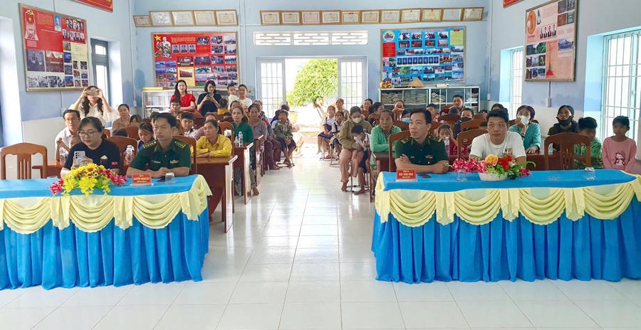 Quang cảnh trao quà cho học sinh có hoàn cảnh khó khăn.
