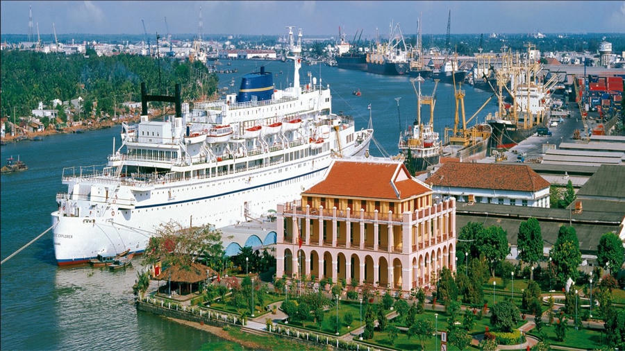 TP.HCM được ví như trái tim của vùng, mang gam màu hiện đại và nhịp sống phồn hoa.