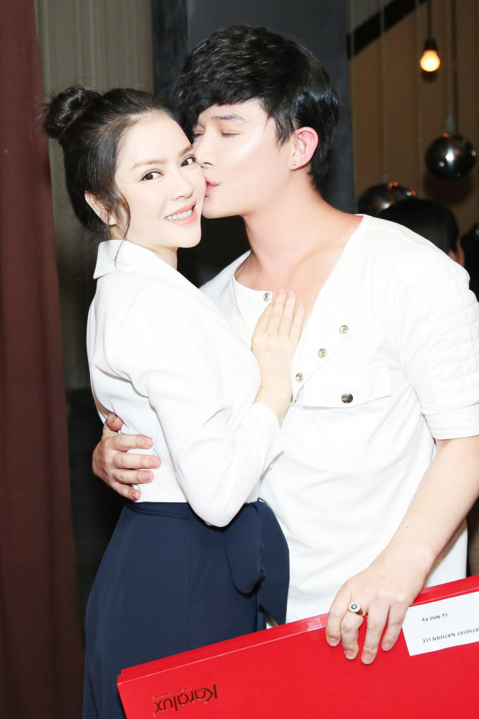 Nathan Lee hôn môi Phương Mai, hôn má Lý Nhã Kỳ trong tiệc sinh nhật