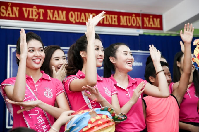 Niềm vui của tân Hoa hậu và các người đẹp khi tổ chức Trung Thu sớm cho trẻ em mồ côi và khuyết tật. (Ảnh: Khoa Nguyễn)
