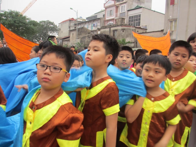 Các chàng trai tí hon khối 4 đang chờ đến lượt mình lên sân khấu