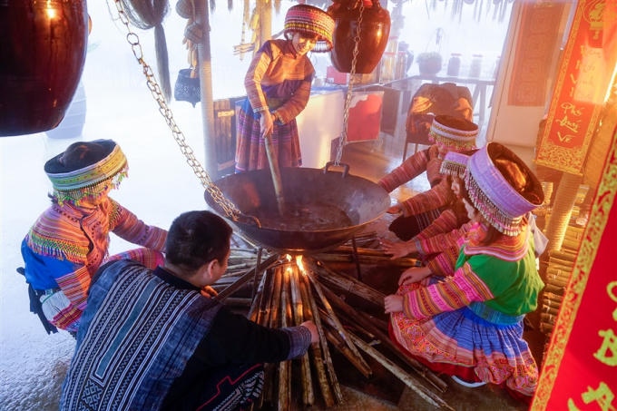 Tưng bừng l&ecirc;̃ h&ocirc;̣i khèn, hoa tại Fansipan Legend