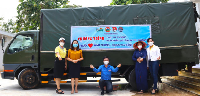 Đứng cạnh chuyến xe trước giờ xuất phát, Bí thư Tỉnh Đoàn Bình Phước Trần Quốc Duy (chính giữa) và bà Giang Thị Lan Thu, Chủ tịch Hội Nữ doanh nhân tỉnh (bìa trái) gửi thông điệp yêu thương đến vùng dịch Bình Dương.