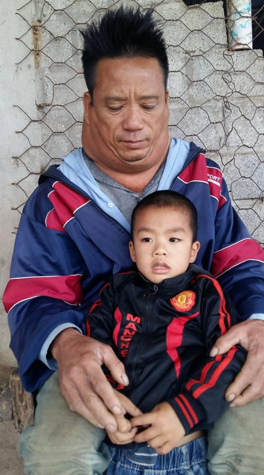 Bé thứ 2 phải ở nhà với bố mà không được đi học.