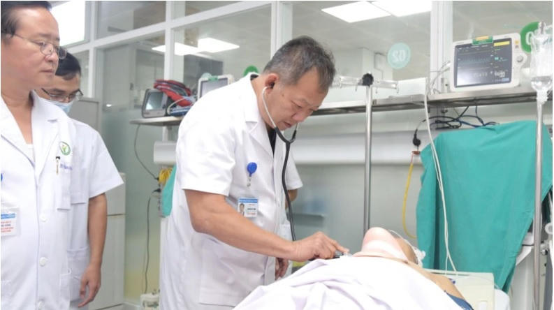 Các bác sĩ Bệnh viện Việt-Đức đang tập trung cấp cứu chữa cho bệnh nhân