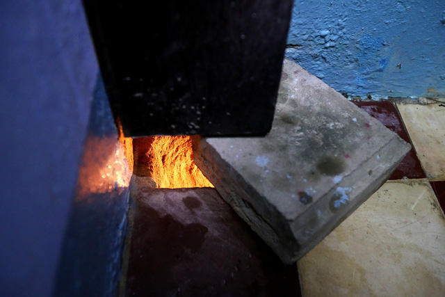 Quanh nhà là một số hốc để thư từ, tài liệu mật, vũ khí nhỏ... được "nguy trang" bằng gạch bông. Bên trên là đồ dùng sinh hoạt hàng ngày nên đối phương khó phát hiện được.