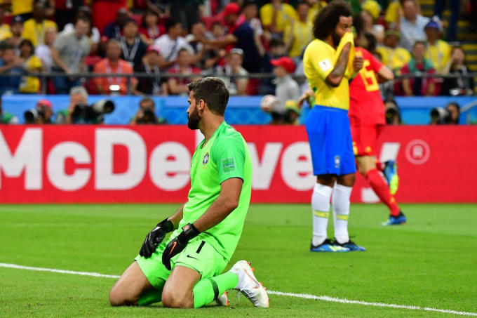 Alisson - 5 điểm: Chọn vị trí đứng không thật sự tốt khi De Bruyne dứt điểm.                 Fagner - 5 điểm: Nhạt nhòa bên cánh phải.                Miranda - 4 điểm: Thi đấu thiếu an toàn, bị Lukaku 'xỏ kim'.                 Thiago Silva - 6 điểm: Giữ vững phong độ nhưng không thể khỏa lấp sự yếu kém của đồng đội xung quanh.                Marcelo - 5 điểm: Gần như bỏ mặc cánh trái, để Miranda thường xuyên đối đầu với Lukaku.                 Fernandinho - 4 điểm: 'Góp công' vào cả 2 bàn thắng của tuyển Bỉ.                 Paulinho - 5 điểm: Bất lực trước hàng tiền vệ đầy sức mạnh của Bỉ.                Philippe Coutinho - 6 điểm: Kiến tạo cho đồng đội ghi bàn trong hiệp hai.                 Willian - 5 điểm: Không tạo ra đột biến.                 Neymar - 5 điểm: Rườm ra, sử dụng tiểu xảo quá nhiều.                 Gabriel Jesus - 4 điểm: Vô hại trên hàng công.
