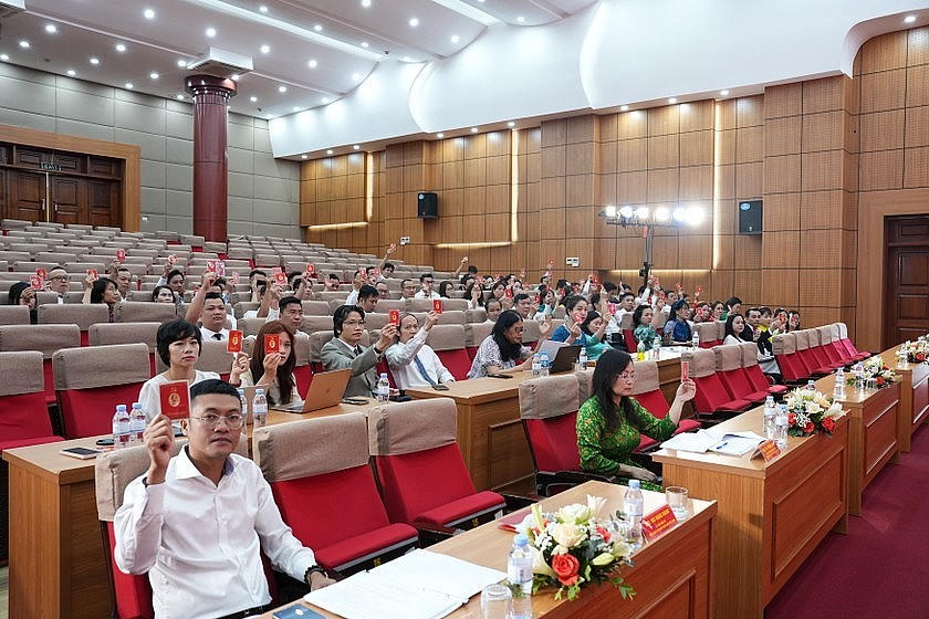 Các đại biểu biểu quyết thông qua Chương trình làm việc. (Ảnh: Hương Giang)