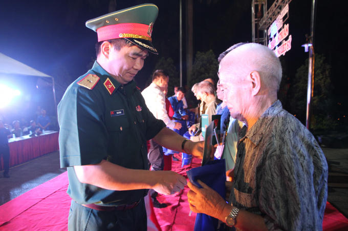 Ban tổ chức tặng những phần quà ý nghĩa đến các Thương binh - Bệnh binh và gia đình có công với Cách mạng.