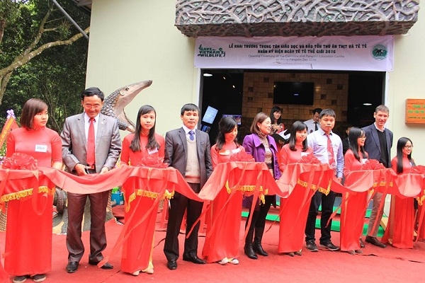 Một số lãnh đạo đại diện cho trung tâm cắt băng khai trương Trung tâm Giáo dục và Bảo tồn Tê tê tại Việt Nam .